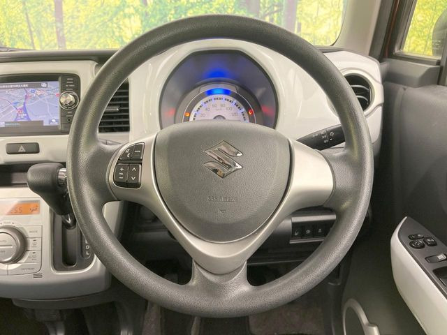 �C���e���A�ɍ��킹���f�U�C���̃X�e�A�����O�́A�^�]�������̂��Ƃ��l���A�^�]���₷���`��A�傫���ł��B�����x�A���ۂɐG���Ă��m���߂��������B