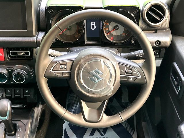 �C���e���A�ɍ��킹���f�U�C���̃X�e�A�����O�́A�^�]�������̂��Ƃ��l���A�^�]���₷���`��A�傫���ł��B�����x�A���ۂɐG���Ă��m���߂��������B