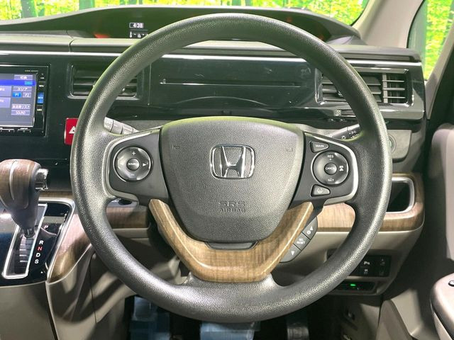 �C���e���A�ɍ��킹���f�U�C���̃X�e�A�����O�́A�^�]�������̂��Ƃ��l���A�^�]���₷���`��A�傫���ł��B�����x�A���ۂɐG���Ă��m���߂��������B