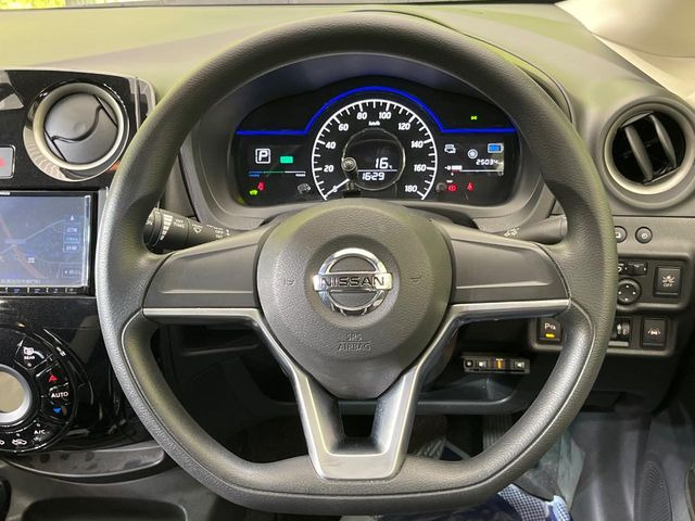 �C���e���A�ɍ��킹���f�U�C���̃X�e�A�����O�́A�^�]�������̂��Ƃ��l���A�^�]���₷���`��A�傫���ł��B�����x�A���ۂɐG���Ă��m���߂��������B