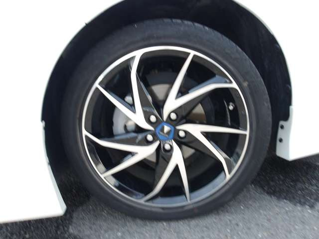 215/45R17 ���f���X�^�z�C�[���ɂȂ��Ă���܂��B