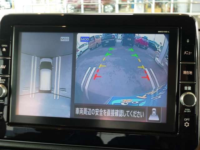 ギアをバックに入れると自動でこのような画像がモニターに表示されます。目視では見えない部分も見えて安心ですね。