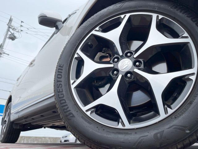 �y����18�C���`�A���~�z�C�[���z�O�ςɃ}�b�`���������A���~�z�C�[���𑕒����Ă���܂��B�e��ЊO�A���~�z�C�[����A�X�^�b�h���X�^�C�����戵�����Ă���܂��B���񂲑��k����������