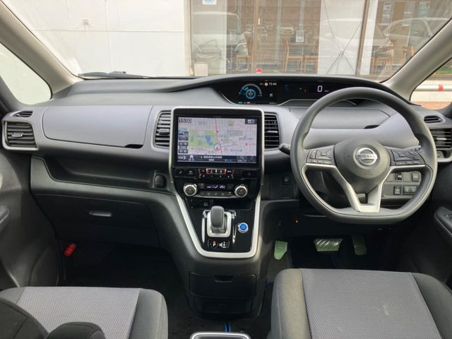 セレナ1.2 e-POWER XV
