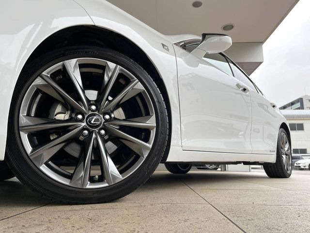 �y����18�C���`�A���~�z�C�[���z�O�ςɃ}�b�`���������A���~�z�C�[���𑕒����Ă���܂��B�e��ЊO�A���~�z�C�[����A�X�^�b�h���X�^�C�����戵�����Ă���܂��B���񂲑��k����������
