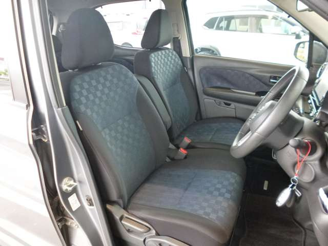 外見からは想像もつかないほど広い車内空間です。ゆったりと座れます。運転席にはシートリフターが付いていますので座高にあわせてドライビングポジションが決められます。