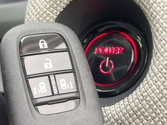 �yHonda�X�}�[�g�L�[�z�J�o����|�P�b�g�ɓ��ꂽ�܂܂ł��h�A�̎{���E�������\�ȃX�}�[�g�L�[�𑕔��B�G���W���̃I���E�I�t�����J�M�����o���K�v����������Ƃ��Ă��֗��ł���