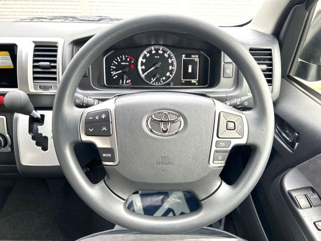 �C���e���A�ɍ��킹���f�U�C���̃X�e�A�����O�́A�^�]�������̂��Ƃ��l���A�^�]���₷���`��A�傫���ł��B�����x�A���ۂɐG���Ă��m���߂��������B