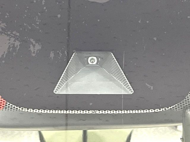 【ホンダセンシング】走行中に前方の車両等を認識し、衝突しそうな時は警報とブレーキで衝突回避と被害軽減をアシスト。より安全にドライブをお楽しみいただけます。