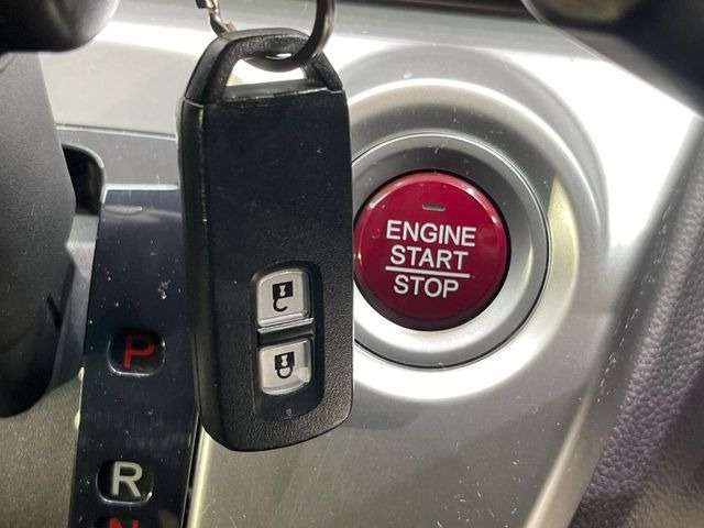 �yHonda�X�}�[�g�L�[�z�J�o����|�P�b�g�ɓ��ꂽ�܂܂ł��h�A�̎{���E�������\�ȃX�}�[�g�L�[�𑕔��B�G���W���̃I���E�I�t�����J�M�����o���K�v����������Ƃ��Ă��֗��ł���