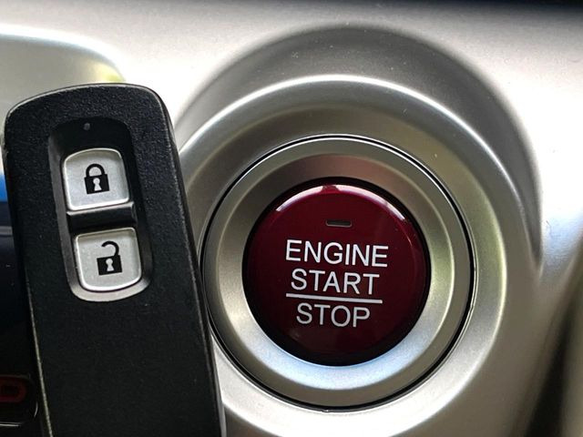 �yHonda�X�}�[�g�L�[�z�J�o����|�P�b�g�ɓ��ꂽ�܂܂ł��h�A�̎{���E�������\�ȃX�}�[�g�L�[�𑕔��B�G���W���̃I���E�I�t�����J�M�����o���K�v����������Ƃ��Ă��֗��ł���
