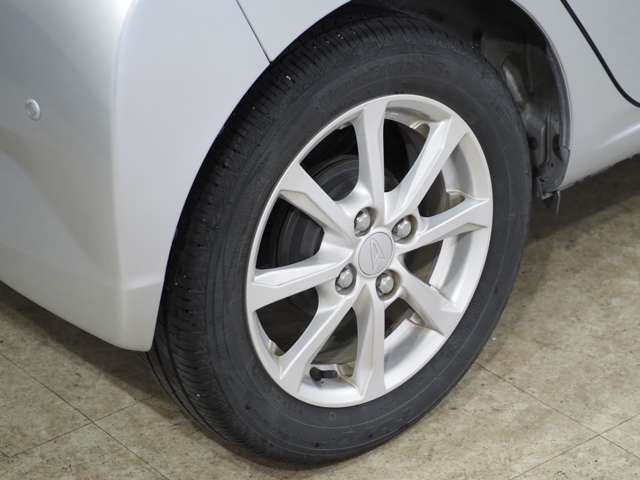 タイヤのホイールの細かいところまでキレイいにしてからお渡しします!