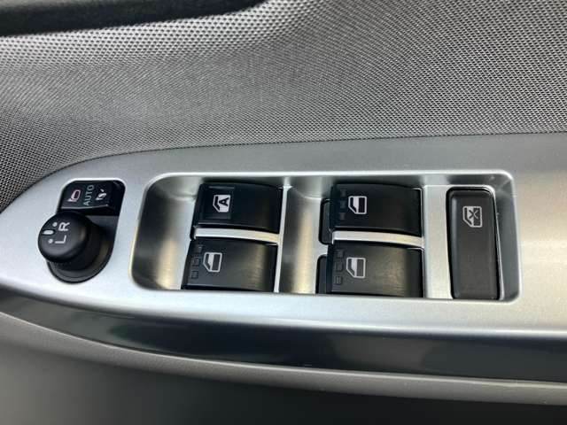 ���I�[�g�i�[���h�A�~���[���h�A�~���[�̑���X�C�b�`�𒆗��̈ʒu(AUTO)�ɂ���ƃh�A�̎{���E�����ƘA�����ăh�A�~���[���i�[�E���A���܂�!