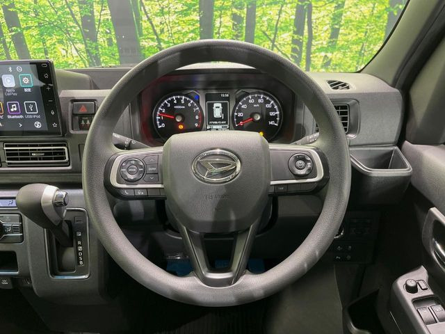 �C���e���A�ɍ��킹���f�U�C���̃X�e�A�����O�́A�^�]�������̂��Ƃ��l���A�^�]���₷���`��A�傫���ł��B�����x�A���ۂɐG���Ă��m���߂��������B