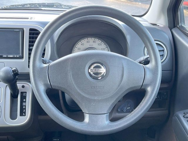 �C���e���A�ɍ��킹���f�U�C���̃X�e�A�����O�́A�^�]�������̂��Ƃ��l���A�^�]���₷���`��A�傫���ł��B�����x�A���ۂɐG���Ă��m���߂��������B