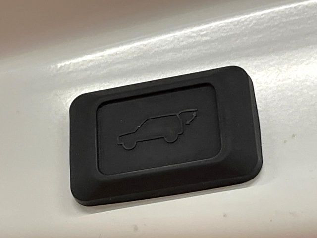 【パワーバックドア】スマートキーや運転席のボタンを押すだけでリアゲートが自動で開閉します!荷物を持っている時や、高い位置にあるバックドアを閉める際に便利な機能です♪