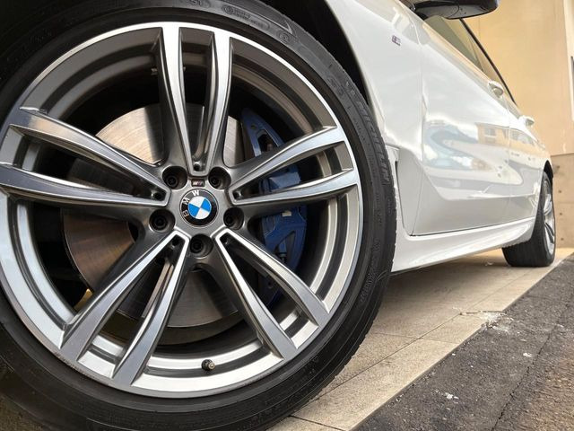 ●純正19インチアルミホイール:輸入車ならではの卓越した走りを支えるホイールと足回りです!日本車の走りに慣れている方にもぜひ体感して頂きたいほど、高いレベルでまとまっています!
