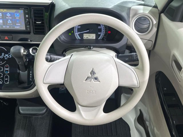 �C���e���A�ɍ��킹���f�U�C���̃X�e�A�����O�́A�^�]�������̂��Ƃ��l���A�^�]���₷���`��A�傫���ł��B�����x�A���ۂɐG���Ă��m���߂��������B