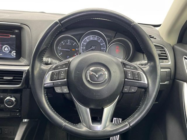 �C���e���A�ɍ��킹���f�U�C���̃X�e�A�����O�́A�^�]�������̂��Ƃ��l���A�^�]���₷���`��A�傫���ł��B�����x�A���ۂɐG���Ă��m���߂��������B