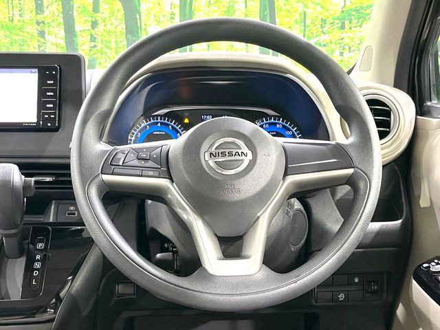 �C���e���A�ɍ��킹���f�U�C���̃X�e�A�����O�́A�^�]�������̂��Ƃ��l���A�^�]���₷���`��A�傫���ł��B�����x�A���ۂɐG���Ă��m���߂��������B