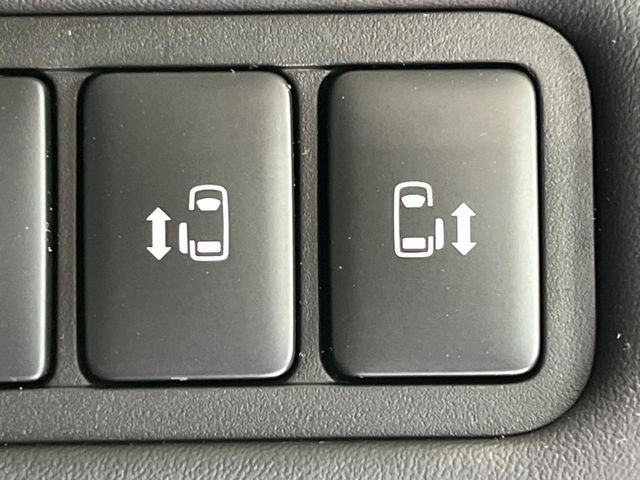 【両側パワースライドドア】スマートキーや運転席のスイッチで後席両側スライドドアの開閉が可能♪電動だから力を入れてドアを開ける必要が無く、小さなお子様でも簡単に開け閉めでき快適です♪