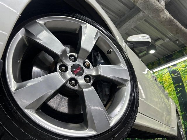 �y����18�C���`�A���~�z�C�[���z�O�ςɃ}�b�`���������A���~�z�C�[���𑕒����Ă���܂��B�e��ЊO�A���~�z�C�[����A�X�^�b�h���X�^�C�����戵�����Ă���܂��B���񂲑��k����������