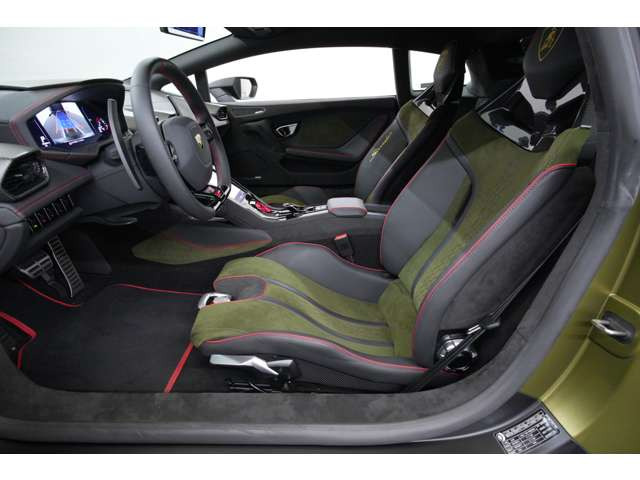 �G�N�X�e���A�Ɠ��n�F��Nero Ade(�l���E�A�f)�B�X�e�b�`�J���[�ɂ�Rosso Alaia(���b�\�E�A���C�A)���{����A���ꊴ�̂���1��ł��B