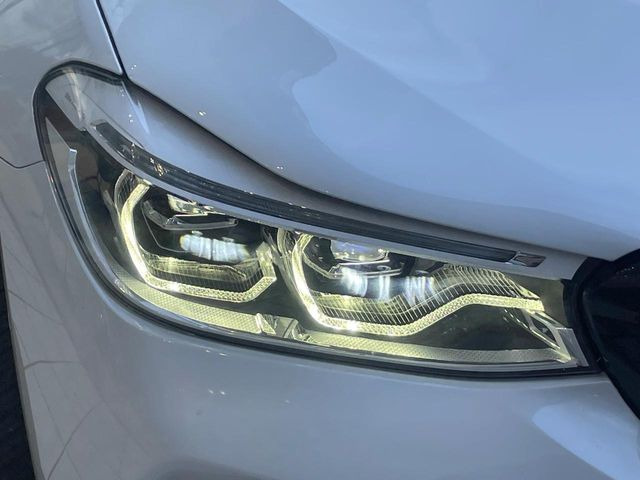 ●LEDヘッドライト:夜間走行時も良好な視界を確保し安心して運転できる高輝度LEDヘッドライトを装備!点灯速度が早く、消費電力も抑えられています。