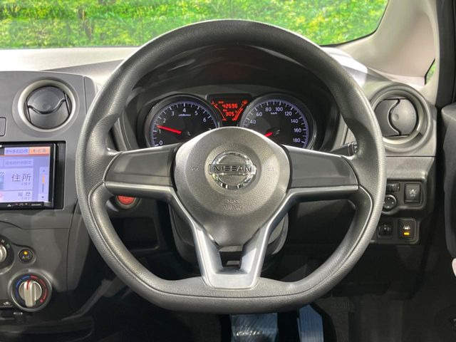�C���e���A�ɍ��킹���f�U�C���̃X�e�A�����O�́A�^�]�������̂��Ƃ��l���A�^�]���₷���`��A�傫���ł��B�����x�A���ۂɐG���Ă��m���߂��������B
