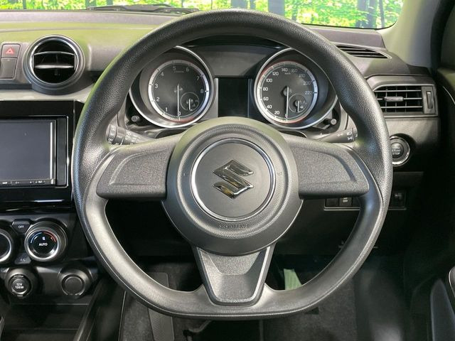 �C���e���A�ɍ��킹���f�U�C���̃X�e�A�����O�́A�^�]�������̂��Ƃ��l���A�^�]���₷���`��A�傫���ł��B�����x�A���ۂɐG���Ă��m���߂��������B