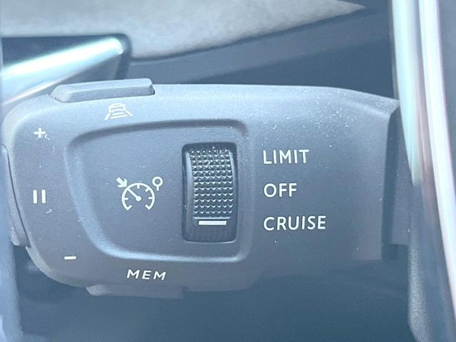 ●アダプティブクルーズコントロール:前の車との車間距離を一定にとりつつ、一定速度で自動走行してくれる次世代のクルーズコントロール!主に高速道路や自動車専用道路で使用する便利な機能です!