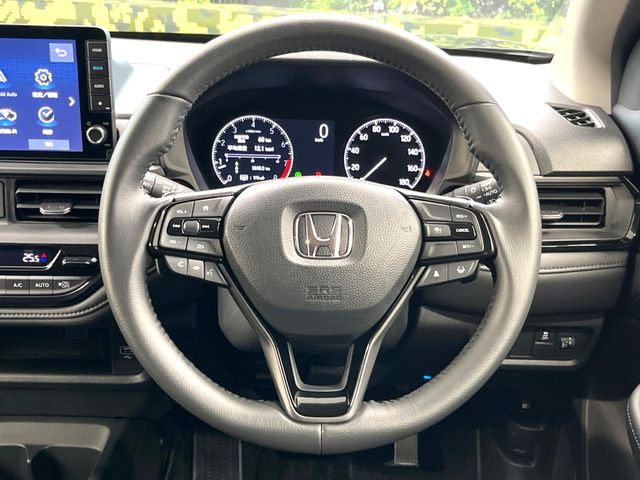 �C���e���A�ɍ��킹���f�U�C���̃X�e�A�����O�́A�^�]�������̂��Ƃ��l���A�^�]���₷���`��A�傫���ł��B�����x�A���ۂɐG���Ă��m���߂��������B