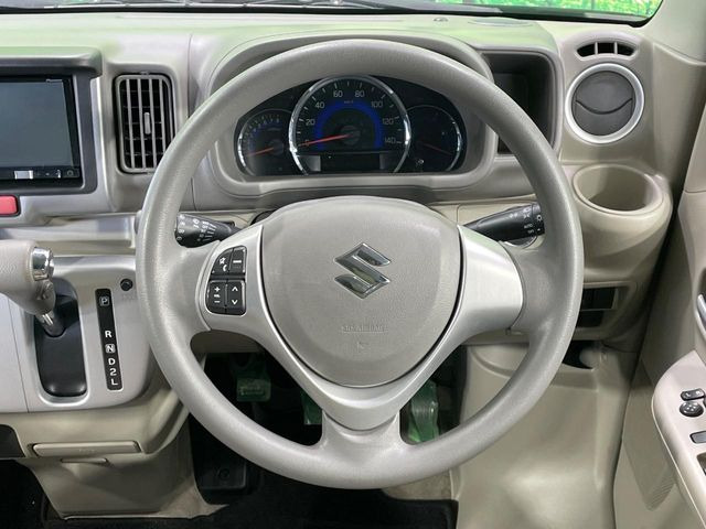 �C���e���A�ɍ��킹���f�U�C���̃X�e�A�����O�́A�^�]�������̂��Ƃ��l���A�^�]���₷���`��A�傫���ł��B�����x�A���ۂɐG���Ă��m���߂��������B