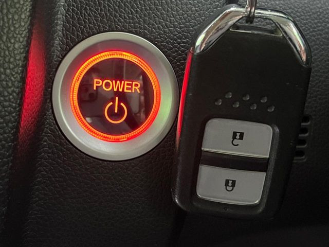 �yHonda�X�}�[�g�L�[�z�J�o����|�P�b�g�ɓ��ꂽ�܂܂ł��h�A�̎{���E�������\�ȃX�}�[�g�L�[�𑕔��B�G���W���̃I���E�I�t�����J�M�����o���K�v����������Ƃ��Ă��֗��ł���