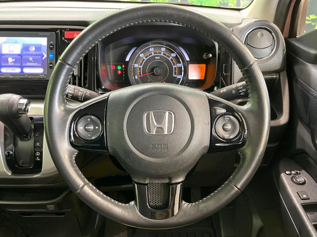 �C���e���A�ɍ��킹���f�U�C���̃X�e�A�����O�́A�^�]�������̂��Ƃ��l���A�^�]���₷���`��A�傫���ł��B�����x�A���ۂɐG���Ă��m���߂��������B