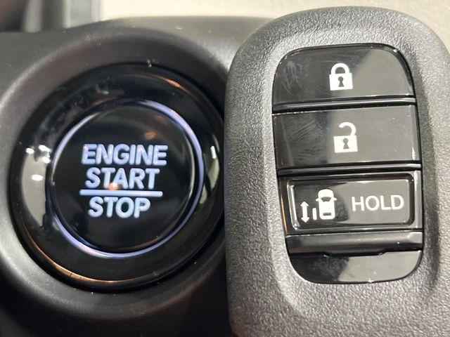 �yHonda�X�}�[�g�L�[�z�J�o����|�P�b�g�ɓ��ꂽ�܂܂ł��h�A�̎{���E�������\�ȃX�}�[�g�L�[�𑕔��B�G���W���̃I���E�I�t�����J�M�����o���K�v����������Ƃ��Ă��֗��ł���