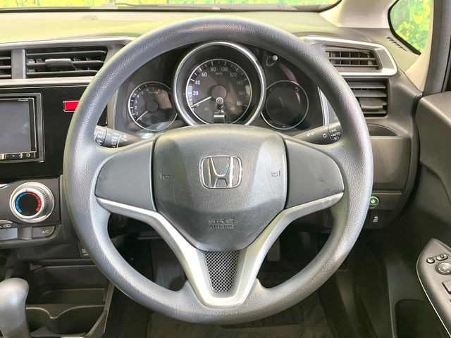 �C���e���A�ɍ��킹���f�U�C���̃X�e�A�����O�́A�^�]�������̂��Ƃ��l���A�^�]���₷���`��A�傫���ł��B�����x�A���ۂɐG���Ă��m���߂��������B