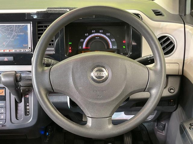 �C���e���A�ɍ��킹���f�U�C���̃X�e�A�����O�́A�^�]�������̂��Ƃ��l���A�^�]���₷���`��A�傫���ł��B�����x�A���ۂɐG���Ă��m���߂��������B