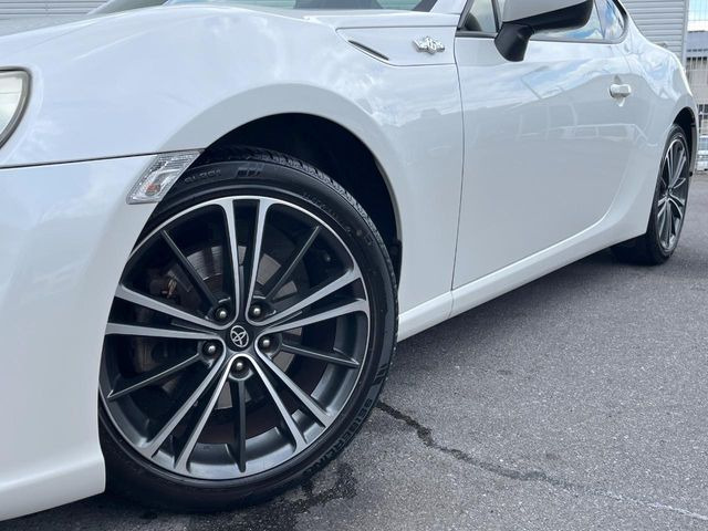 �y����17�C���`�A���~�z�C�[���z�O�ςɃ}�b�`���������A���~�z�C�[���𑕒����Ă���܂��B�e��ЊO�A���~�z�C�[����A�X�^�b�h���X�^�C�����戵�����Ă���܂��B���񂲑��k����������