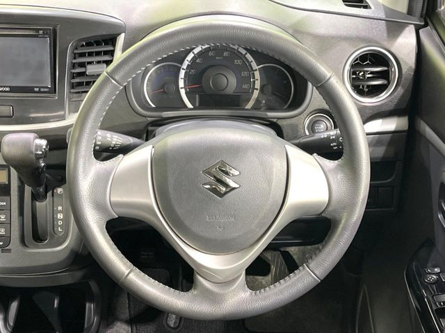 �C���e���A�ɍ��킹���f�U�C���̃X�e�A�����O�́A�^�]�������̂��Ƃ��l���A�^�]���₷���`��A�傫���ł��B�����x�A���ۂɐG���Ă��m���߂��������B