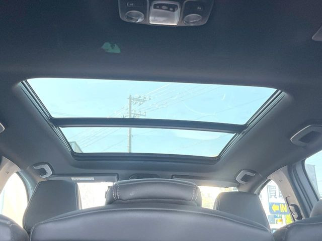 ●サンルーフ:開放感たっぷりの希少装備、サンルーフが装着されています!車内に明かりを取り入れたり景色を楽しむ以外にも、車内の空気も簡単に換気できて快適です!