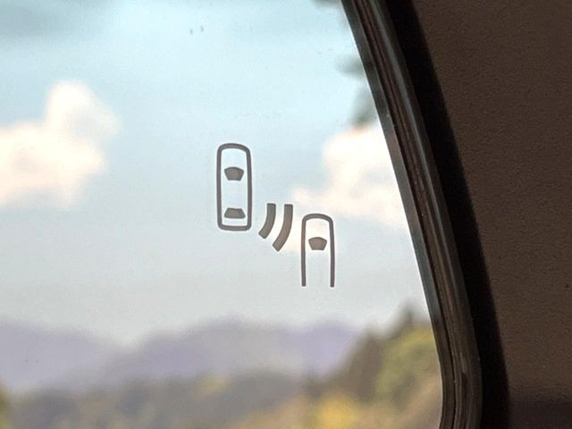 【ブラインドスポットモニター】走行中、ドアミラーの死角になりやすい箇所に後続車が接近するとサイドミラーのレンズに警告を表示!ドライバーに注意喚起をしてくれます。