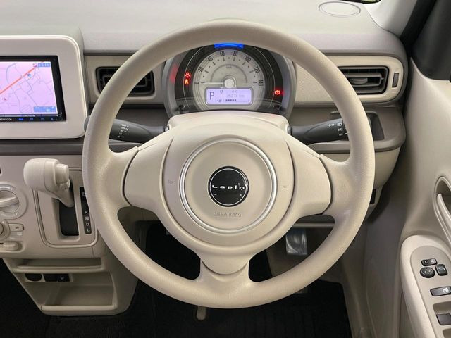 �C���e���A�ɍ��킹���f�U�C���̃X�e�A�����O�́A�^�]�������̂��Ƃ��l���A�^�]���₷���`��A�傫���ł��B�����x�A���ۂɐG���Ă��m���߂��������B