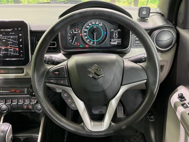�C���e���A�ɍ��킹���f�U�C���̃X�e�A�����O�́A�^�]�������̂��Ƃ��l���A�^�]���₷���`��A�傫���ł��B�����x�A���ۂɐG���Ă��m���߂��������B