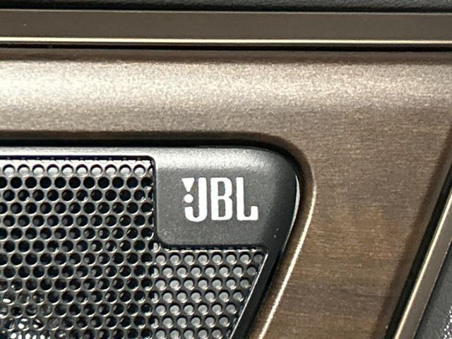 �yJBL�T�E���h�V�X�e���z���[�J�[�I�v�V�����̍��i�ʃT�E���h�V�X�e���𓋍ځB��p�̃`���[�j���O���{���ꂽ�召�l�X�ȃX�s�[�J�[����ǎ��ȃT�E���h���t�ł��A�Տꊴ���ӂ�鉹����Ԃ����o���܂��B