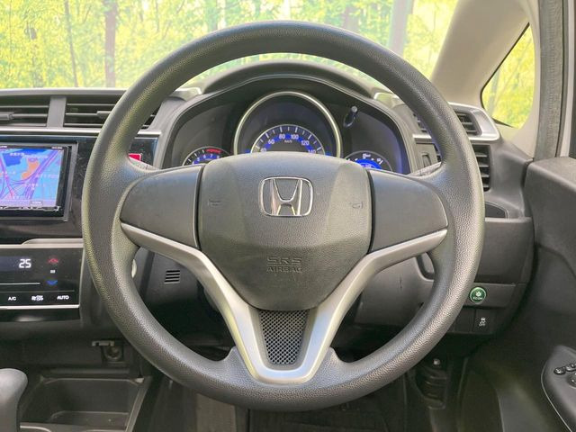 �C���e���A�ɍ��킹���f�U�C���̃X�e�A�����O�́A�^�]�������̂��Ƃ��l���A�^�]���₷���`��A�傫���ł��B�����x�A���ۂɐG���Ă��m���߂��������B