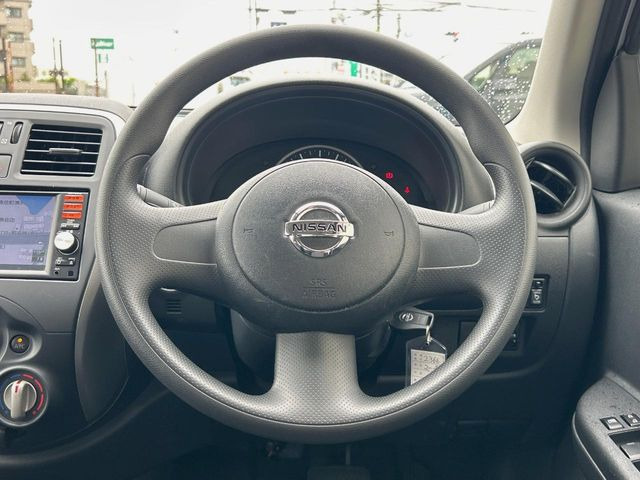 �C���e���A�ɍ��킹���f�U�C���̃X�e�A�����O�́A�^�]�������̂��Ƃ��l���A�^�]���₷���`��A�傫���ł��B�����x�A���ۂɐG���Ă��m���߂��������B