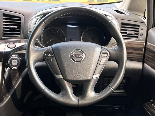 �C���e���A�ɍ��킹���f�U�C���̃X�e�A�����O�́A�^�]�������̂��Ƃ��l���A�^�]���₷���`��A�傫���ł��B�����x�A���ۂɐG���Ă��m���߂��������B