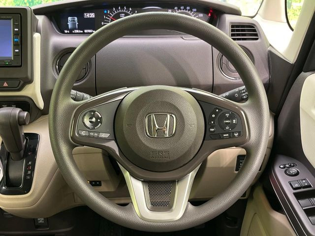 �C���e���A�ɍ��킹���f�U�C���̃X�e�A�����O�́A�^�]�������̂��Ƃ��l���A�^�]���₷���`��A�傫���ł��B�����x�A���ۂɐG���Ă��m���߂��������B