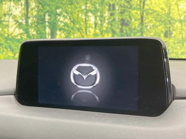 【マツダコネクトナビ】車内の雰囲気にマッチした一体型タイプのナビ。各種車輌設定やBluetooth再生等、様々な機能が楽しめます。直感的なダイヤル操作が可能で、使い勝手も良好です。
